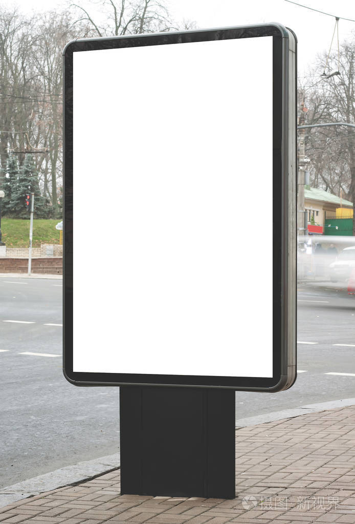 路边的空白灯箱广告牌。样机的背景。户外广告